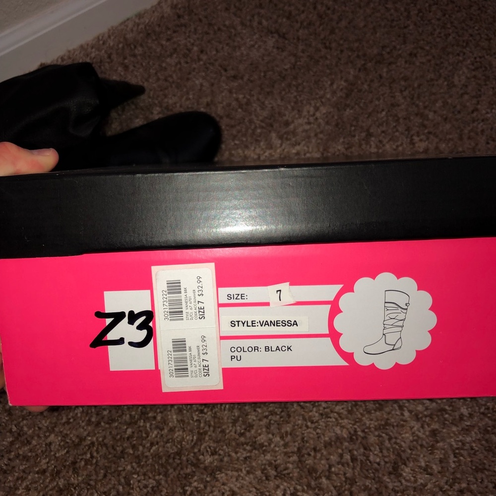 BOOTS - Picture 7 of 8